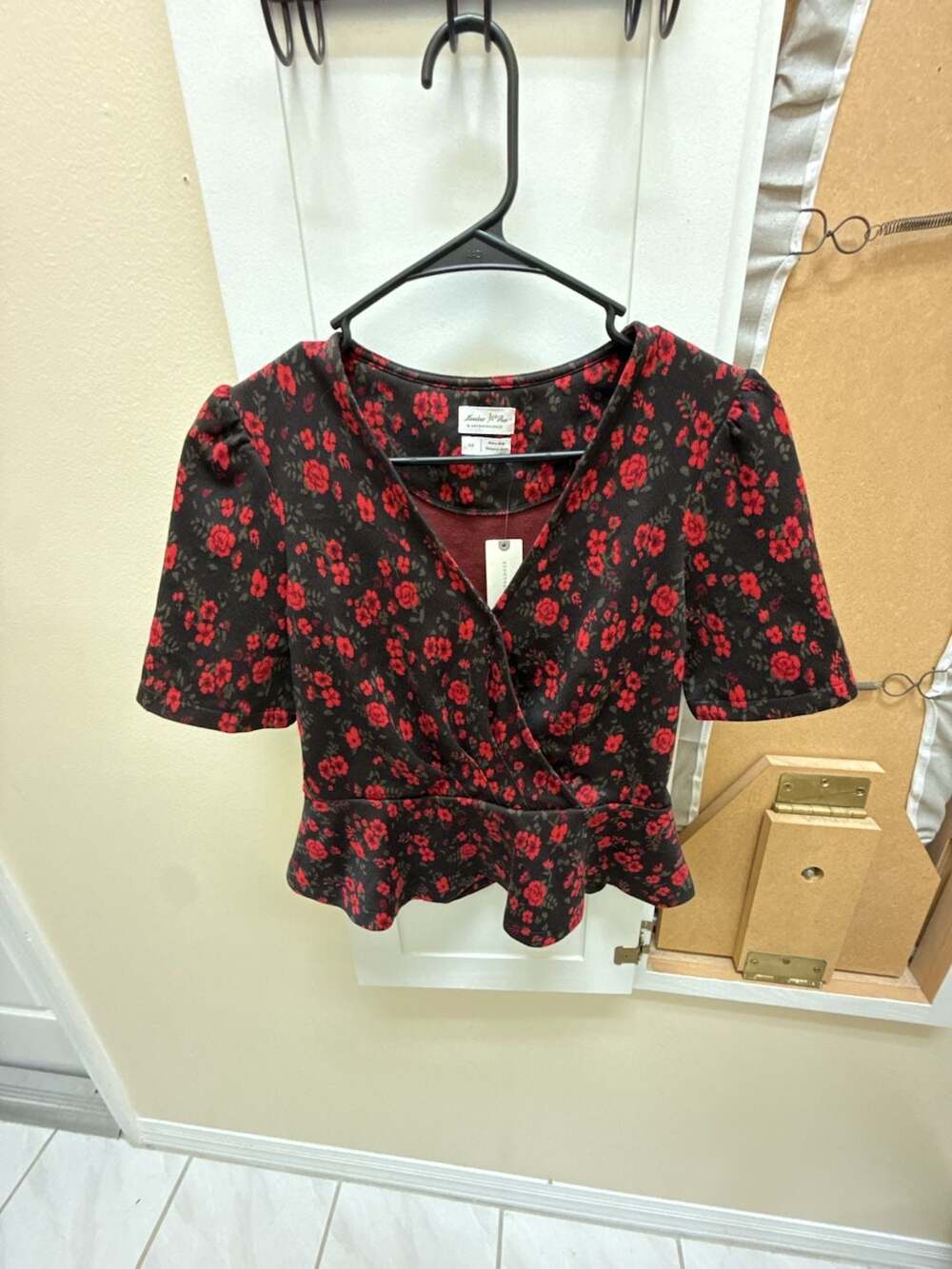 Meadow Rue Heartland By Anthropologie Black/Red Floral V-Neck Peplum Top Sz M